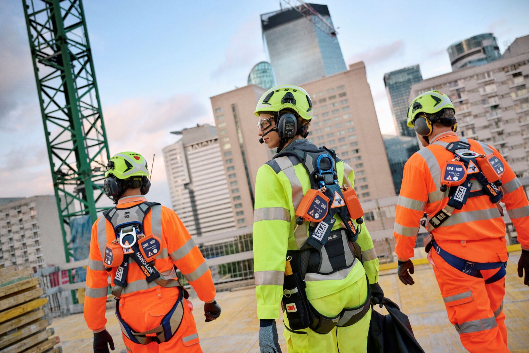 BOZP při práci ve výškách: legislativa, kolektivní ochrana a OOPP proti pádu