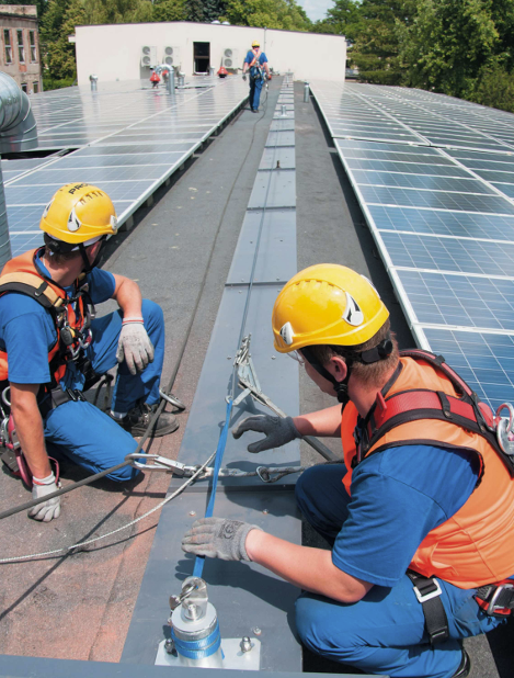 Ochrana proti pádu při montáži a servisu fotovoltaických elektráren