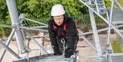 Záchytný systém na žebřík – bezpečný výstup při práci ve výškách